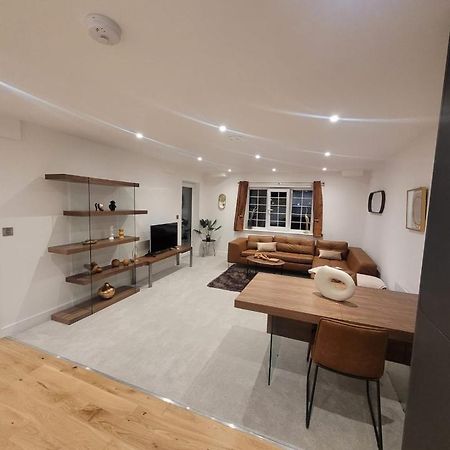 Luxury 1 Bed Apartment In The Heart Of Rochester Wainscot Exterior photo