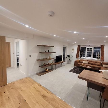 Luxury 1 Bed Apartment In The Heart Of Rochester Wainscot Exterior photo