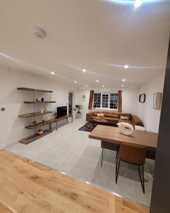 Luxury 1 Bed Apartment In The Heart Of Rochester Wainscot Exterior photo