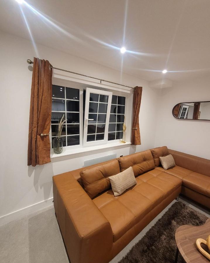 Luxury 1 Bed Apartment In The Heart Of Rochester Wainscot Exterior photo