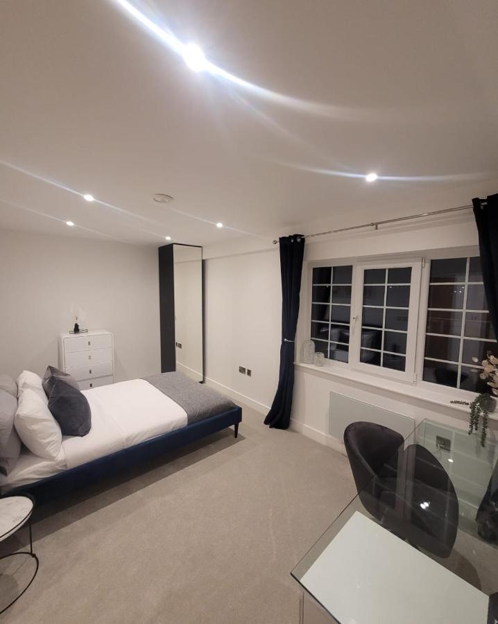 Luxury 1 Bed Apartment In The Heart Of Rochester Wainscot Exterior photo