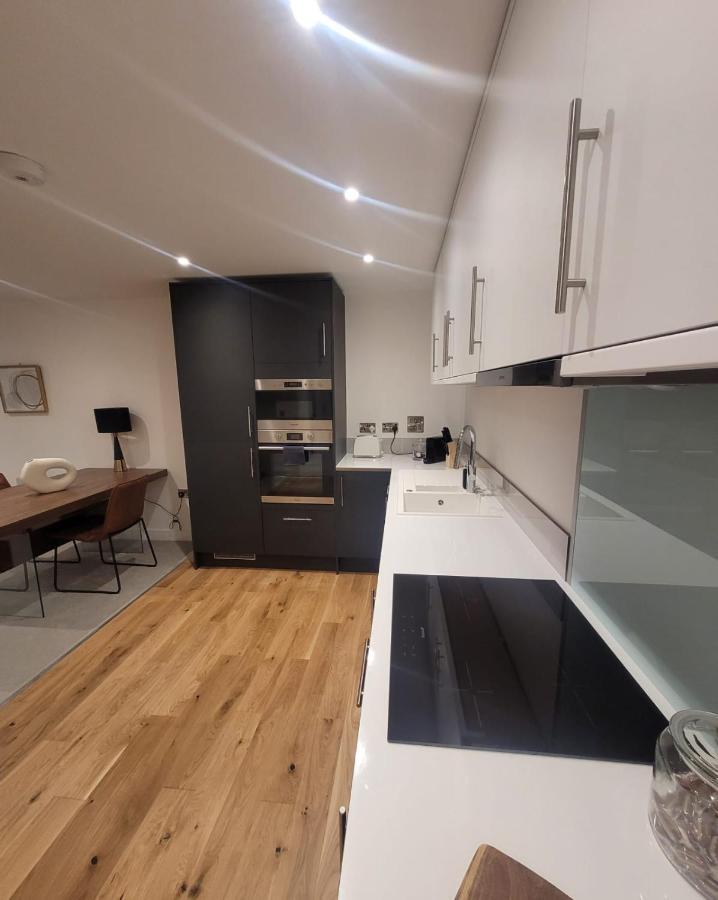Luxury 1 Bed Apartment In The Heart Of Rochester Wainscot Exterior photo